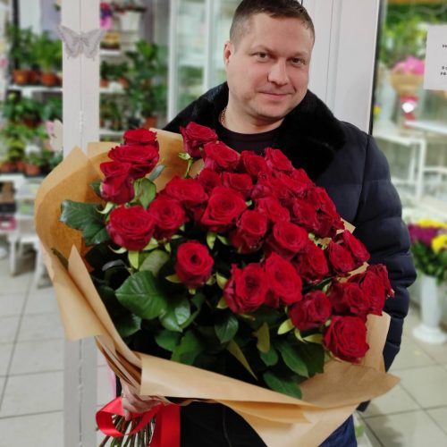 25 премиальных эквадорских роз сорт Эксплоуэр
