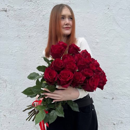 19 премиальных эквадорских роз сорт Эксплоуэр