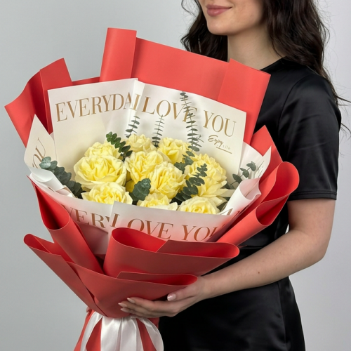 Букет-гигант из кремовых французских роз с эвкалиптом