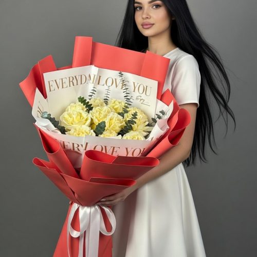 Букет-гигант из кремовых французских роз с эвкалиптом