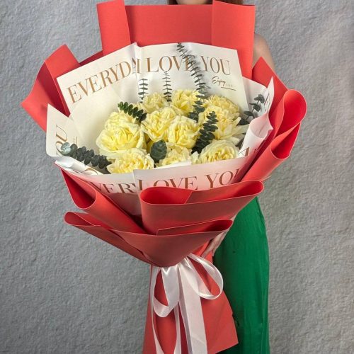 Букет премиальных французких роз сорт Кэндллайт Эквадор с эвкалиптом