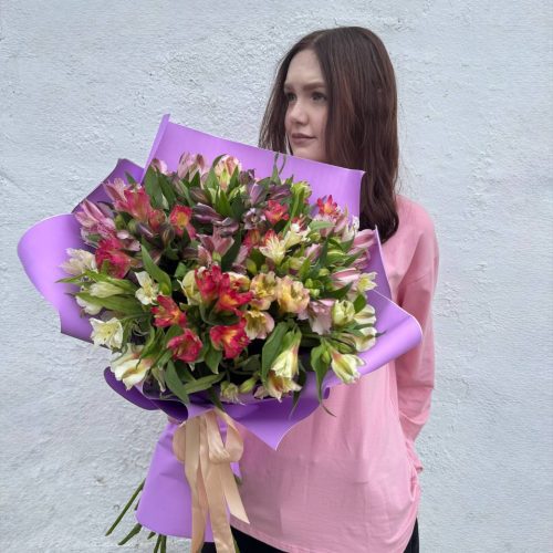 Сочный букет из яркой альстромерии (M)