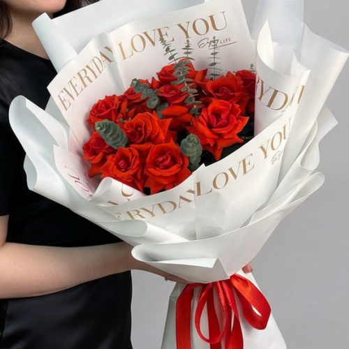 Букет-гигант из красных французских роз с эвкалиптом