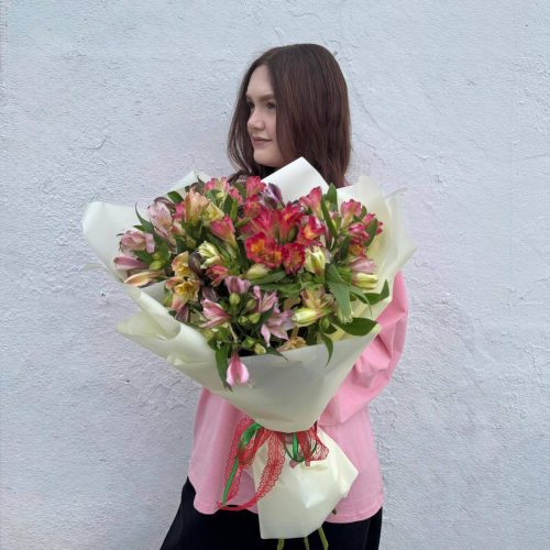 Сочный букет из яркой альстромерии (S)