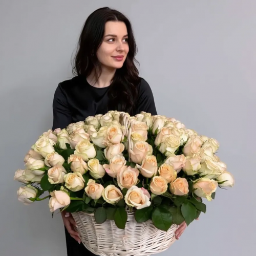 Шикарная корзина из 101 кремовой розы