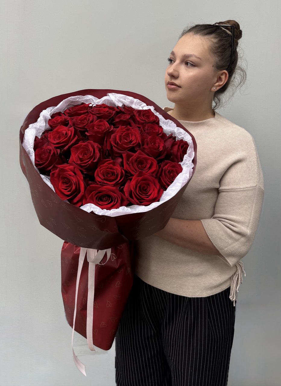 Букет из 25 бордовых роз Эксплоуэр Эквадор