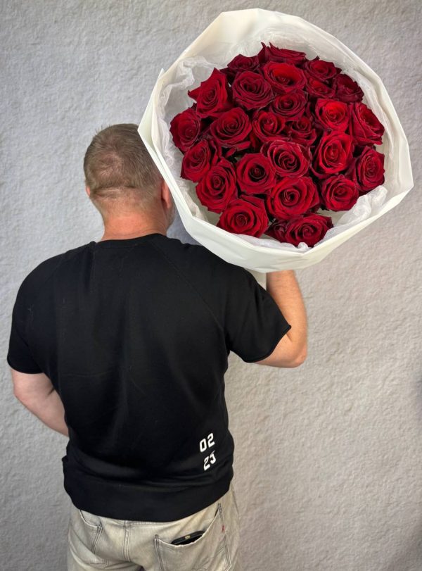 Розы бордовые 25 шт
