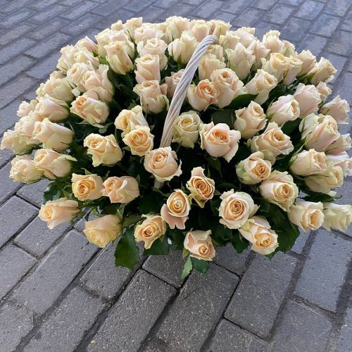 Шикарная корзина из 101 кенийской розы Шармант
