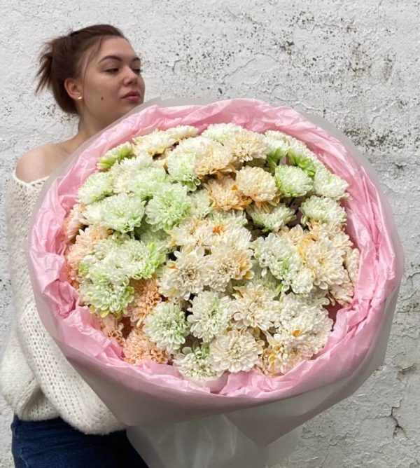 Букет из кремовых кустовых хризантем