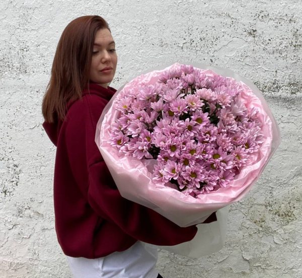 Букет из розовых кустовых хризантем