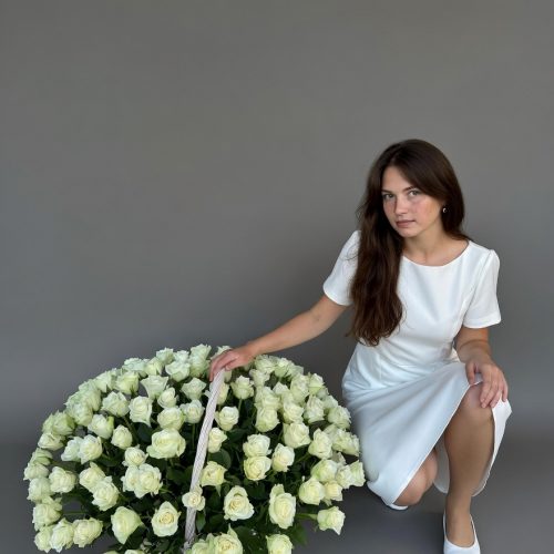 Корзина c белыми розами 151 шт