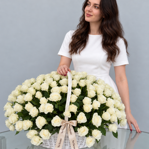 Корзина c белыми розами 151 шт 1