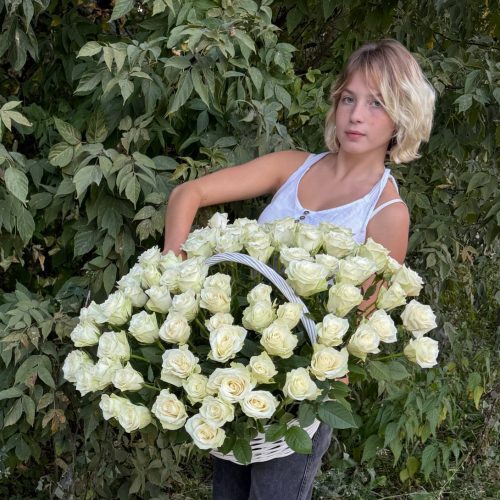 Корзина c белыми розами 101 шт