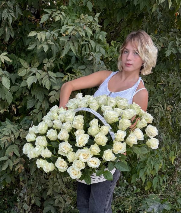 Корзина c белыми розами 101 шт