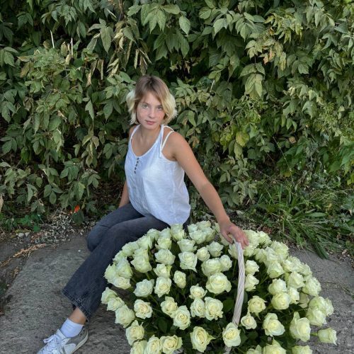 Корзина c белыми розами 151 шт