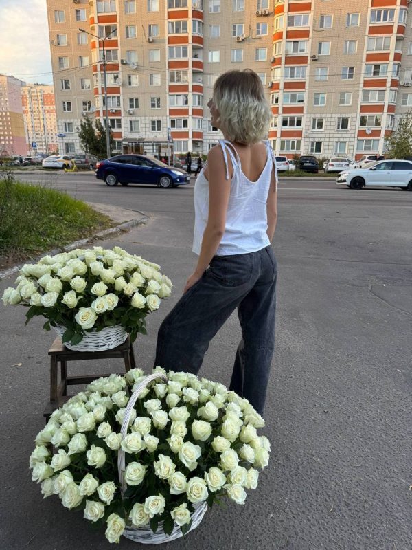 Корзина c белыми розами 101 шт — изображение 2