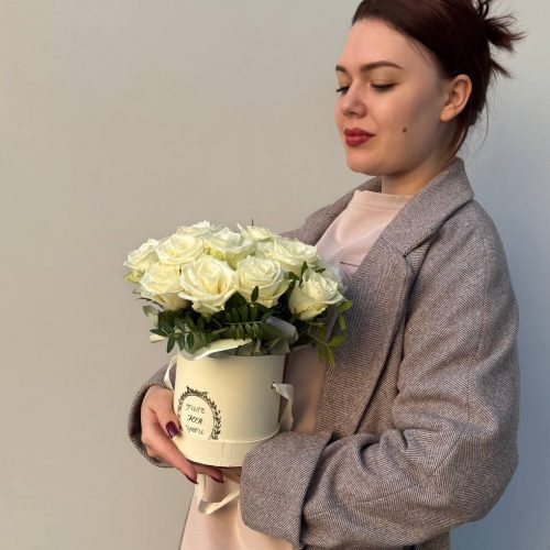 Букет в коробке с белыми розами S