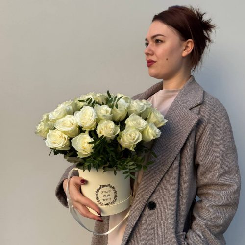 Букет в коробке с белыми розами M