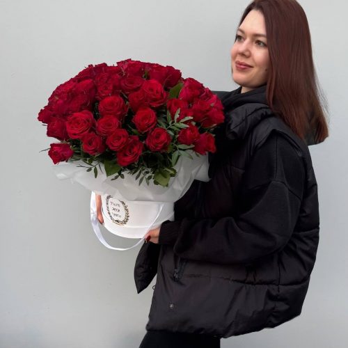 Букет в коробке с красными розами "Леди" L
