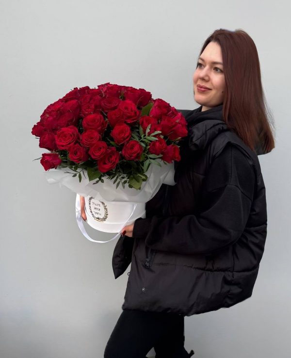 Букет в коробке с красными розами "Леди" L