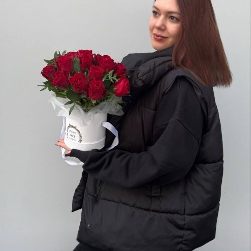 Букет в коробке с красными розами "Леди" S