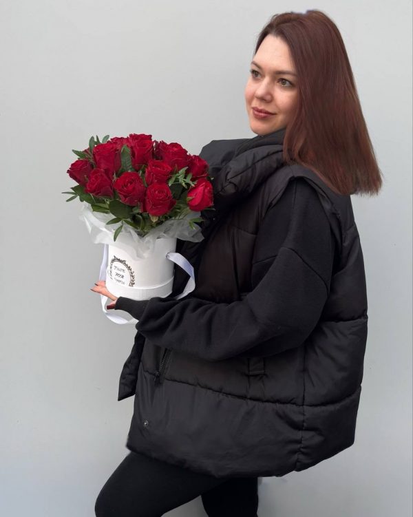 Букет в коробке с красными розами "Леди" S