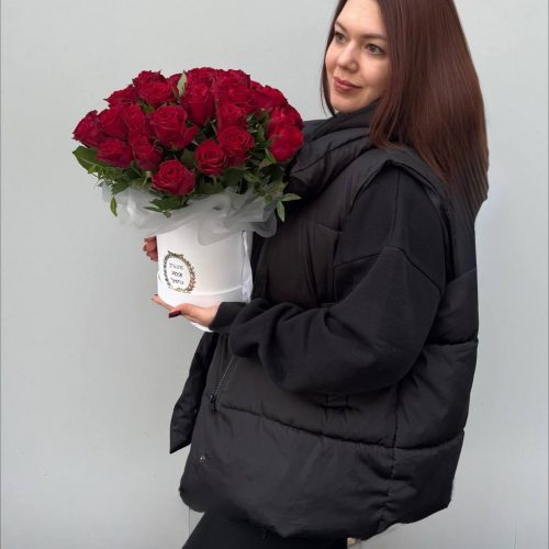 Букет в коробке с красными розами "Леди" M