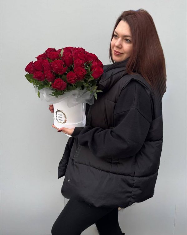 Букет в коробке с красными розами "Леди" M