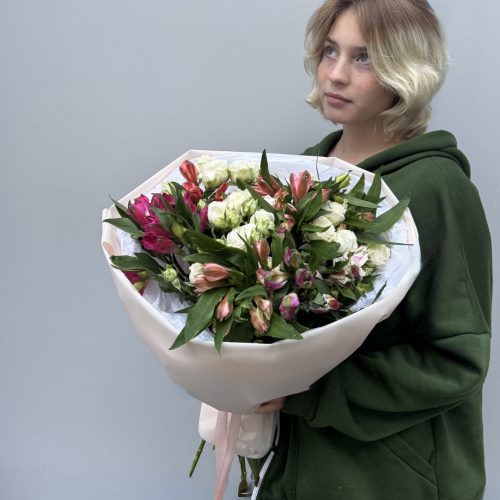 Роскошный букет с кустовыми розами и альстромерией (размер L)