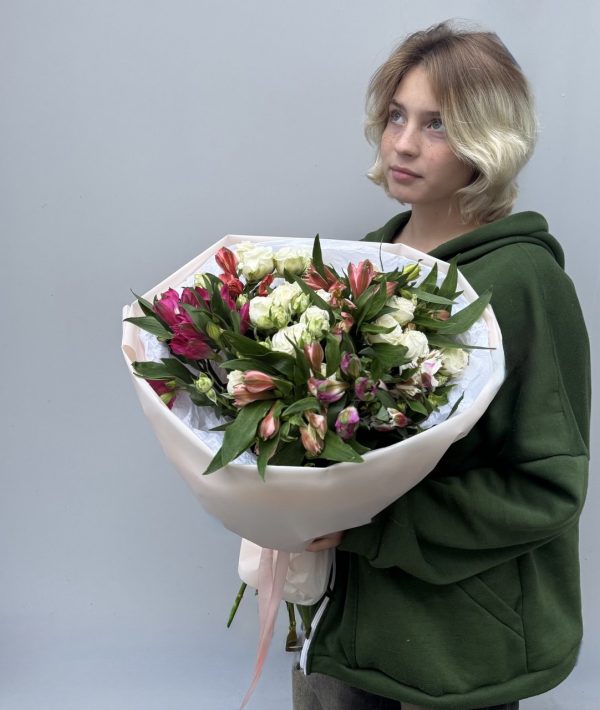 Роскошный букет с кустовыми розами и альстромерией (размер L)