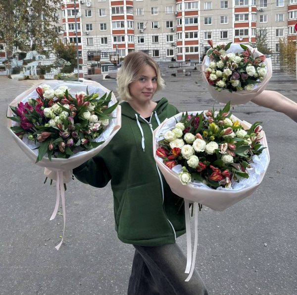 Роскошный букет с кустовыми розами и альстромерией (размер L) — изображение 2