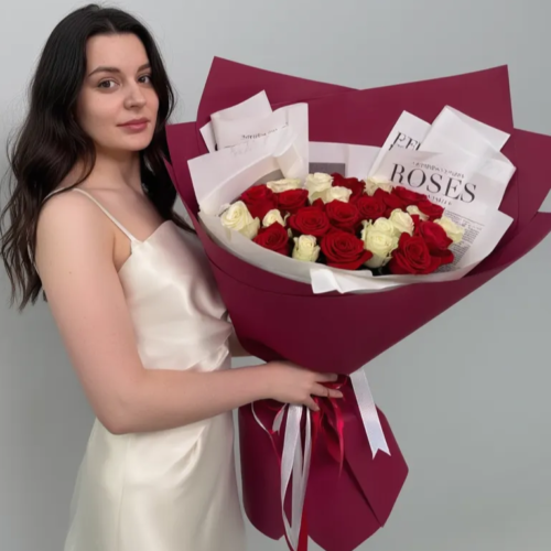 Гранд‑букет микс из красно‑белых роз