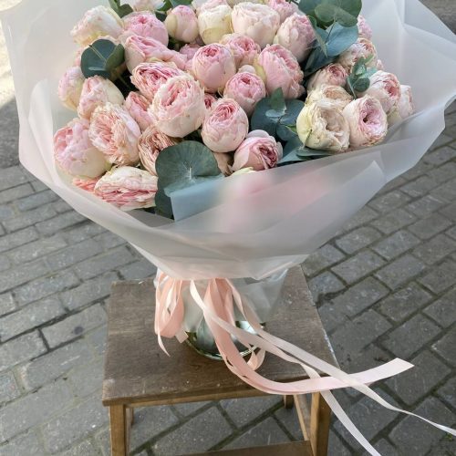 Воздушный букет из 21 кустовой пионовидной розы
