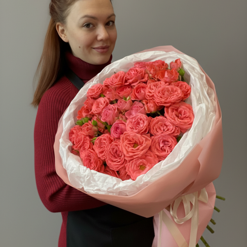 Букет из кустовых роз "Бесконечная любовь"