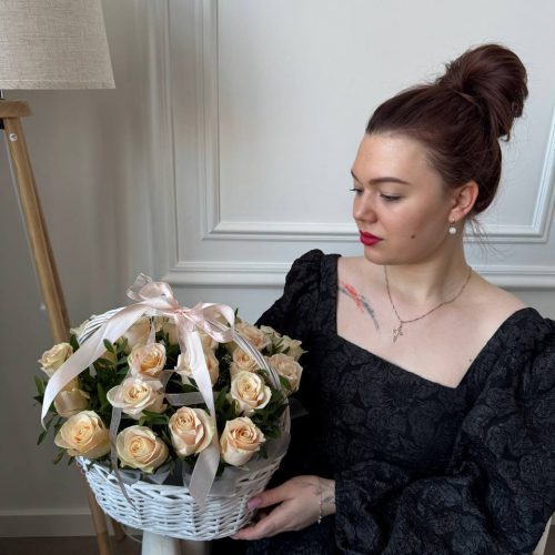 Корзина из кремовой розы
