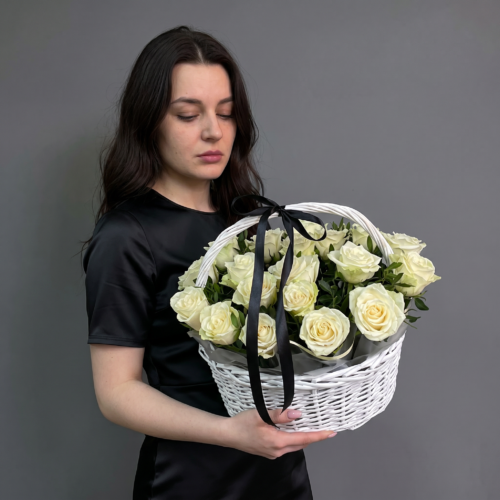 траурная корзина из белых роз вечная память